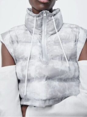 Cropped Puffer Vest in Marble Gray